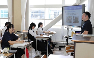 新設の姫路市立高校で行われた市職員による出前授業＝姫路市辻井９