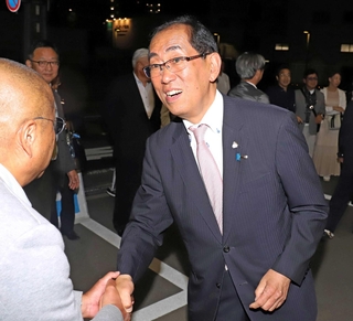 ２０２４年１０月の衆院選で当選を決め、支援者と握手して喜ぶ松本剛明さん（右）＝姫路市東延末２