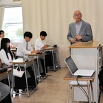 特別授業で「まちづくりと防災」について話す兵庫県立大大学院の青田良介特任教授（右）＝姫路市網干区新在家、網干高校