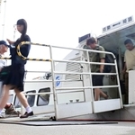 通勤や通学など島民の足として欠かせない坊勢輝汽船。７月から平日２往復減便した＝姫路港