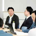 製造業に加え、蓄電池事業で成果を上げている城洋の角田城治社長（奥）＝姫路市白浜町宇佐崎南１