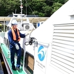デッキなどを点検する神戸運輸監理部の担当者＝姫路市家島町坊勢、奈座港