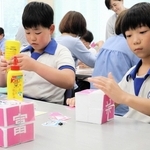 からくりおもちゃの工作に挑む児童ら＝安富北小学校