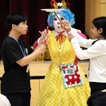 皿を回転させたまま棒を使ってリレーする生徒ら＝あかつき中学校