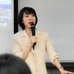 ファッションと性の関係について語る神戸大大学院の平芳裕子教授＝兵庫県立大姫路環境人間キャンパス