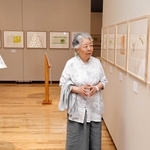 自作への思いを語る西巻茅子さん＝姫路文学館