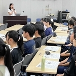 「記者の仕事・新聞の役割」をテーマにした出前授業＝姫路東高校