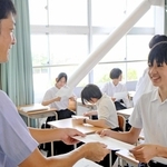 担任から通知表を受け取る姫路市立高生＝姫路市辻井９