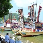 神社前の浜に着けられた華やかな２地区の檀尻船。交互に獅子舞が奉納された＝１９日午前、姫路市家島町宮