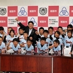 春の全国８強から日本一を目指す熊見コンドルの選手ら＝姫路市役所