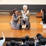 贈呈式で自身の経験や挑戦の大切さ語る武市眞子さん（中央）＝日ノ本学園高校