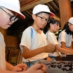 瓦に夢や目標などをしたためる白鷺小中学校の児童たち＝姫路市本町、姫路神社