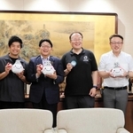 「ワールドヨーヨーコンテスト」のＰＲのため清元秀泰市長（左から３番目）と対談した「日本ヨーヨー連盟」のメンバーたち＝姫路市役所