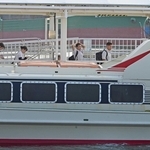 船で帰路につく家高生。便の時刻に合わせて島内２つの港を使い分けている＝姫路市家島町宮