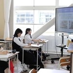 新設の姫路市立高校で行われた市職員による出前授業＝姫路市辻井９
