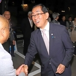 ２０２４年１０月の衆院選で当選を決め、支援者と握手して喜ぶ松本剛明さん（右）＝姫路市東延末２