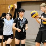 ヴィクトリーナ姫路の麻野七奈未選手（右端）からサーブの打ち方を学ぶ姫路聴覚特別支援学校生＝姫路市本町