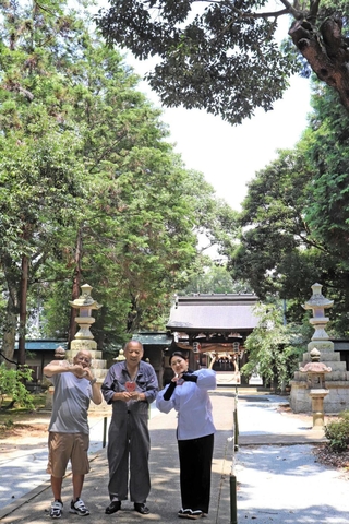 氏子の清水基平さん（中央）が見つけた正八幡神社のハートマーク（右上上空）＝姫路市船津町