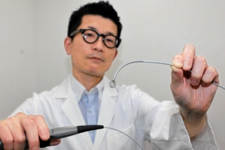 不整脈の治療で新しく導入された「アフェラシステム」を紹介する寺西仁医師＝姫路赤十字病院