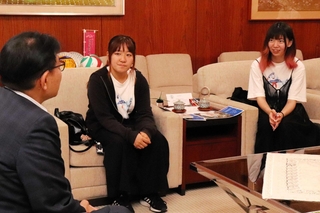 「高校生花いけバトル姫路大会」の感想を語る姫路北高校の（右から）奥見稀衣さんと中村美月さん＝姫路市役所