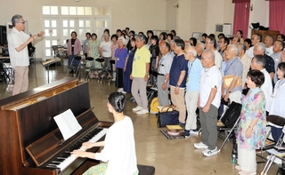 節目の公演に向け、練習を開始した「姫路第九合唱団」＝姫路カトリック教会
