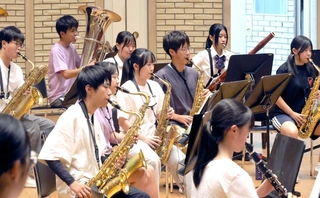 甲子園での友情演奏に向け、練習に励む姫路市立高吹奏楽部の１年生ら＝パルナソスホール