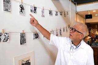 作品について語る岩田健三郎さん＝姫路市西新町