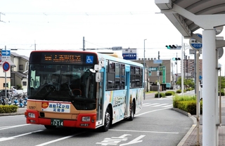 姫路市南西部を走る神姫バス。利便性を高める再編が検討されている＝姫路市勝原区熊見、はりま勝原駅前