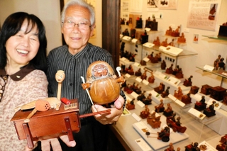 夕涼みをする「ろくろ首」（手前左）や目が飛び出るダルマ（同右）など、不気味だけどかわいらしい神戸人形が並ぶ＝姫路市香寺町中仁野、日本玩具博物館