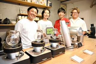 姫路市内でそれぞれコーヒー店を営み、チームを結成した（左から）大樫信二さん、矢島果歩莉さん、今村卓磨さん、寳和輝さん＝姫路市本町
