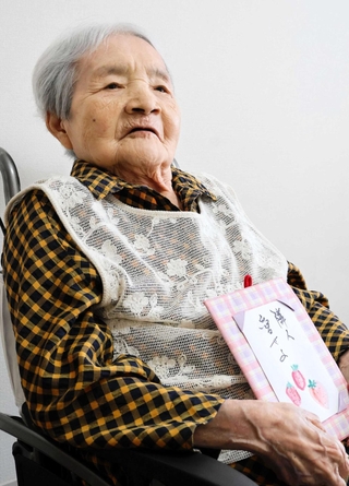 姫路空襲をはじめ、戦中戦後の経験を語る武市眞子さん＝姫路市内