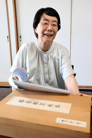 「地志　播磨鑑」乾本を保管していた木箱を前に、思い出を語る池野まき子さん＝神戸市西区