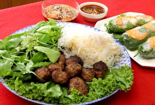 ベトナム・ハノイの名物「ブンチャー」（左手前）は甘酸っぱいタレ（左上）につけて食べる。エビやキュウリなどを巻いた生春巻き（右）は、特製のピーナツソースがぴったり＝姫路市北条