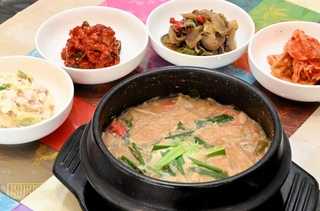 韓国の家庭料理、テンジャンチゲ（手前）。本場の調味料「チョングッチャン」の代わりに納豆を使っている＝姫路市楠町