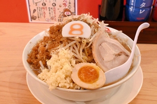 「金澤醤油豚骨８番らーめん」姫路駅前店の看板メニュー「金澤醤油豚骨」。野菜、ニンニク、背アブラのトッピングは無料で「増し増し」にできる＝姫路市駅前町