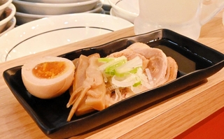 「金澤醤油豚骨８番らーめん」姫路駅前店限定メニューの「おつまみ３種盛」。アルコールメニューもビール、ハイボール、レモンサワーがある＝姫路市駅前町