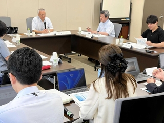姫路市の国際戦略の素案について意見を交わした検討懇話会＝姫路市安田４、姫路市役所