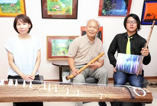 異色のイベントで共演する（右から）深江亮太さん、原田頑山さん、河合千寿恵さん＝姫路市元塩町