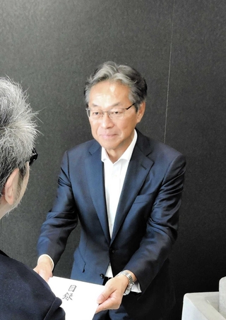 目録を手渡す神姫バスの長尾真社長（奥）＝姫路市北条口１