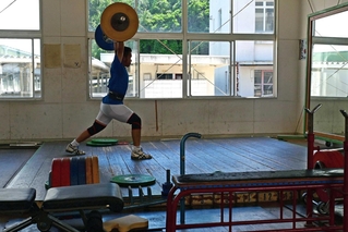多くの選手を育ててきたウエイトリフティング部の練習場。板敷きの床には無数の傷が残る＝姫路市家島町宮