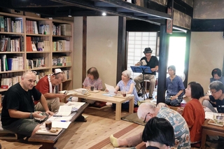 「徒然草」の解釈を話し合うワカメタマゴさん（左）と参加者ら＝姫路市堺町、小倉屋