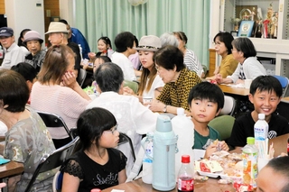 小学生もお年寄りも混ざり合った安田地域の「ふれあいサロン」＝姫路市大津区天満