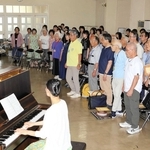 節目の公演に向け、練習を開始した「姫路第九合唱団」＝姫路カトリック教会