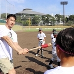 小学生にスイングのこつを教えるＴ－岡田さん＝ウインク球場