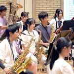 甲子園での友情演奏に向け、練習に励む姫路市立高吹奏楽部の１年生ら＝パルナソスホール