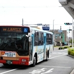 姫路市南西部を走る神姫バス。利便性を高める再編が検討されている＝姫路市勝原区熊見、はりま勝原駅前