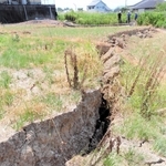 今回の地震を引き起こしたとされる日奈久断層＝８月３日、熊本県八代市内（西影裕一さん提供）