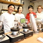 姫路市内でそれぞれコーヒー店を営み、チームを結成した（左から）大樫信二さん、矢島果歩莉さん、今村卓磨さん、寳和輝さん＝姫路市本町