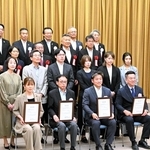 「ひめしん研究開発支援助成金」の贈呈式。４団体が県立大と共同で研究を進める＝姫路市十二所前町