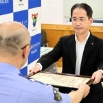 感謝状を受け取る安立教雄さん（右）＝姫路署